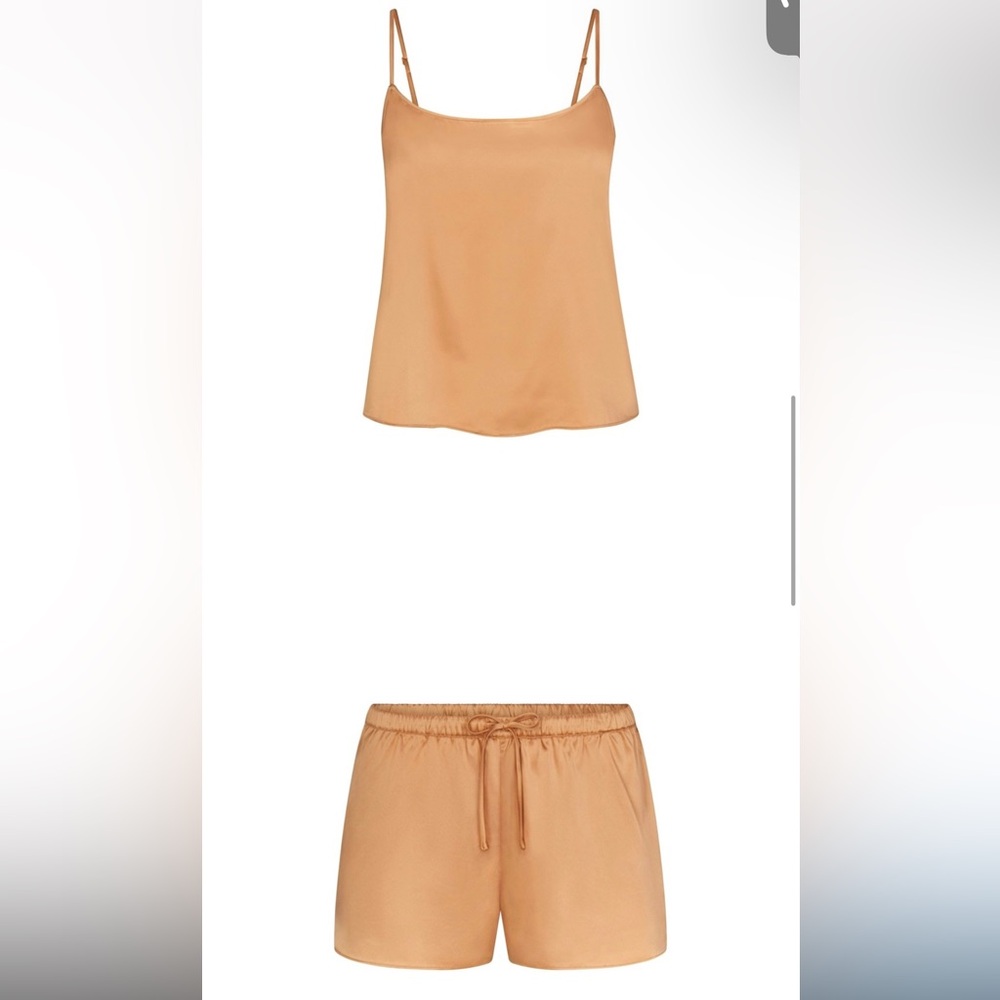 NWT Skims hotel shine sleep set pajamas tank and shorts - gold XL - Picture 5 of 9